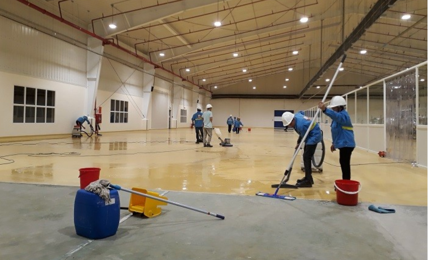  Nhân viên dọn dẹp và quản lý xưởng 