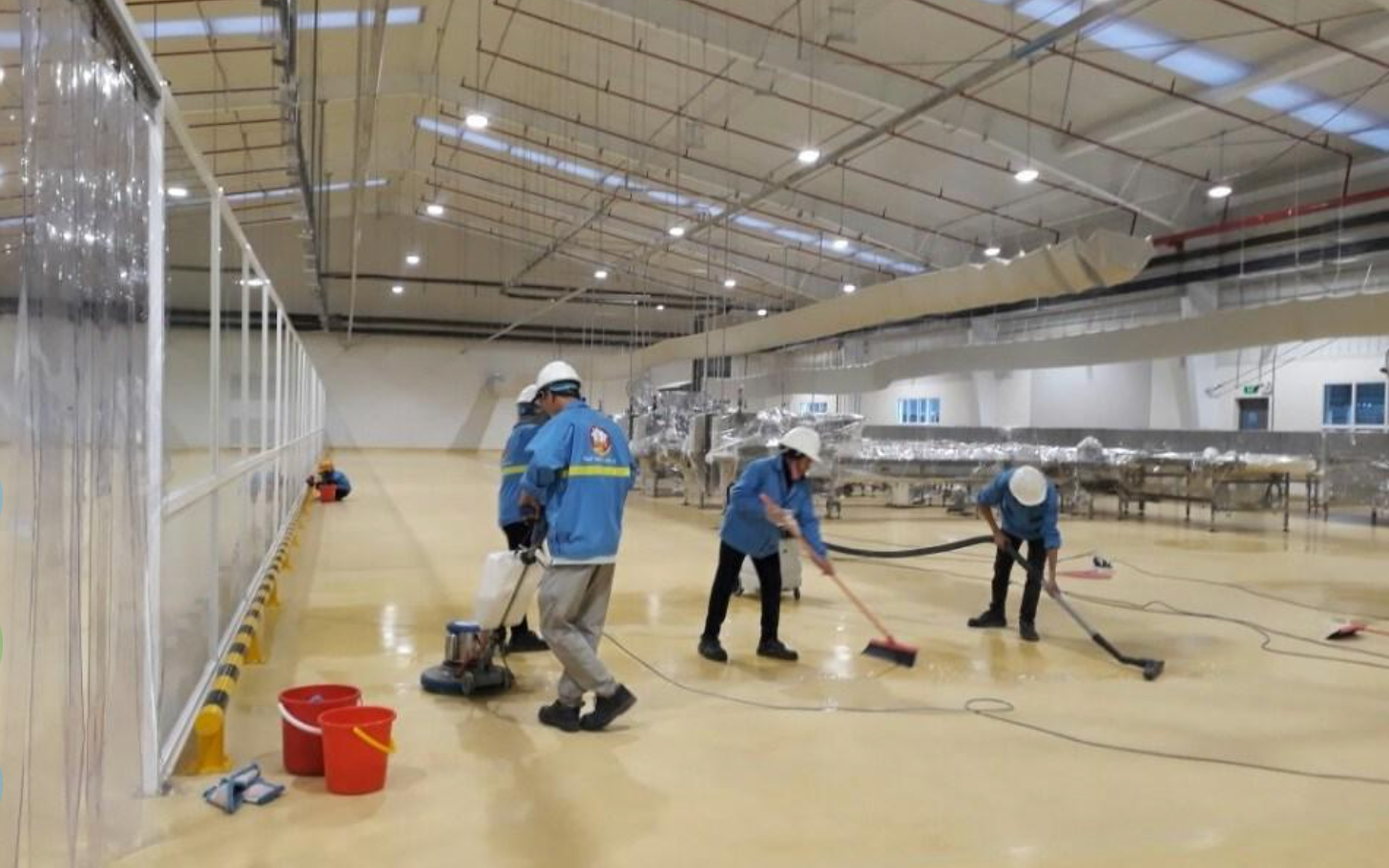 Nhân viên dọn dẹp và quản lý xưởng 