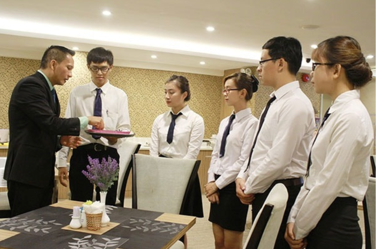  Nhân viên phục vụ nhà hàng 