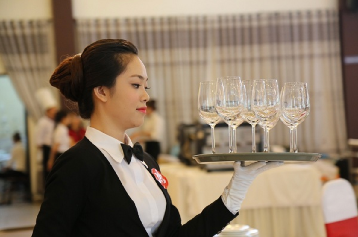 Nhân viên phục vụ nhà hàng 