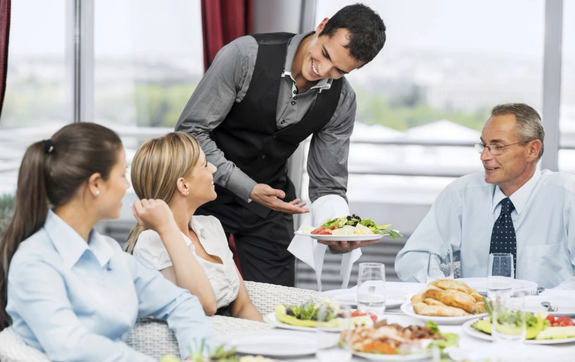  Nhân viên phục vụ và làm bếp tại nhà hàng 
