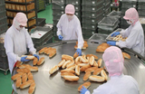  Nhân viên chế biến và sản xuất bánh mì 