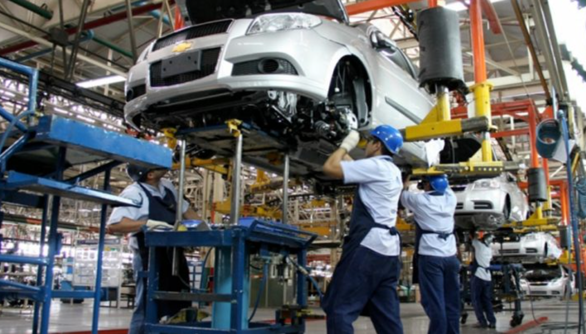  Nhân viên bảo dưỡng, sửa chữa ô tô 