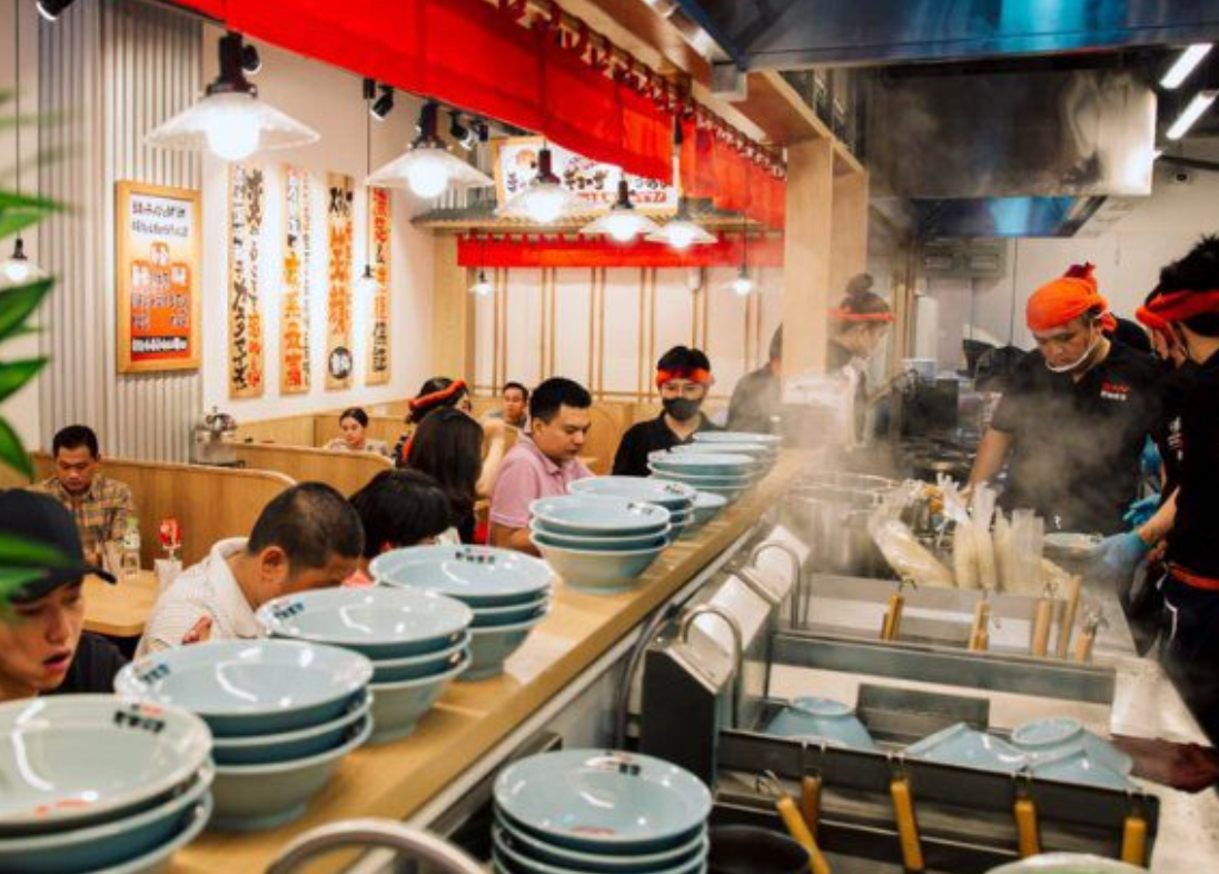  Nhân viên phục vụ nhà hàng Ramen 