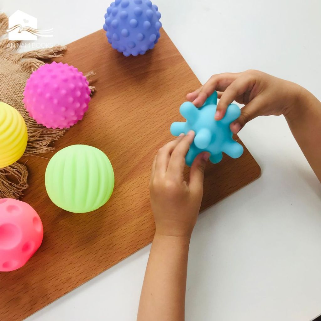  Đồ chơi - Bóng xúc giác giúp phát triển xúc giác, thị giác, thính giác cho bé (Bán lẻ 6 mẫu) 