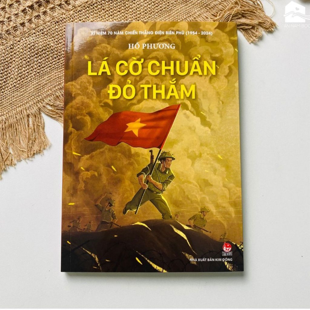  Sách - Lá cờ chuẩn đỏ thắm - Kỉ Niệm 70 Năm Chiến Thắng Điện Biên Phủ (Tái bản) 