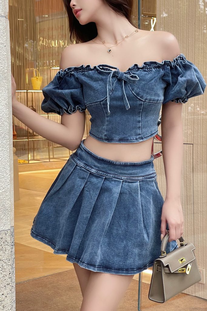 Set áo jean trễ vai phối chân váy xếp ly xoè