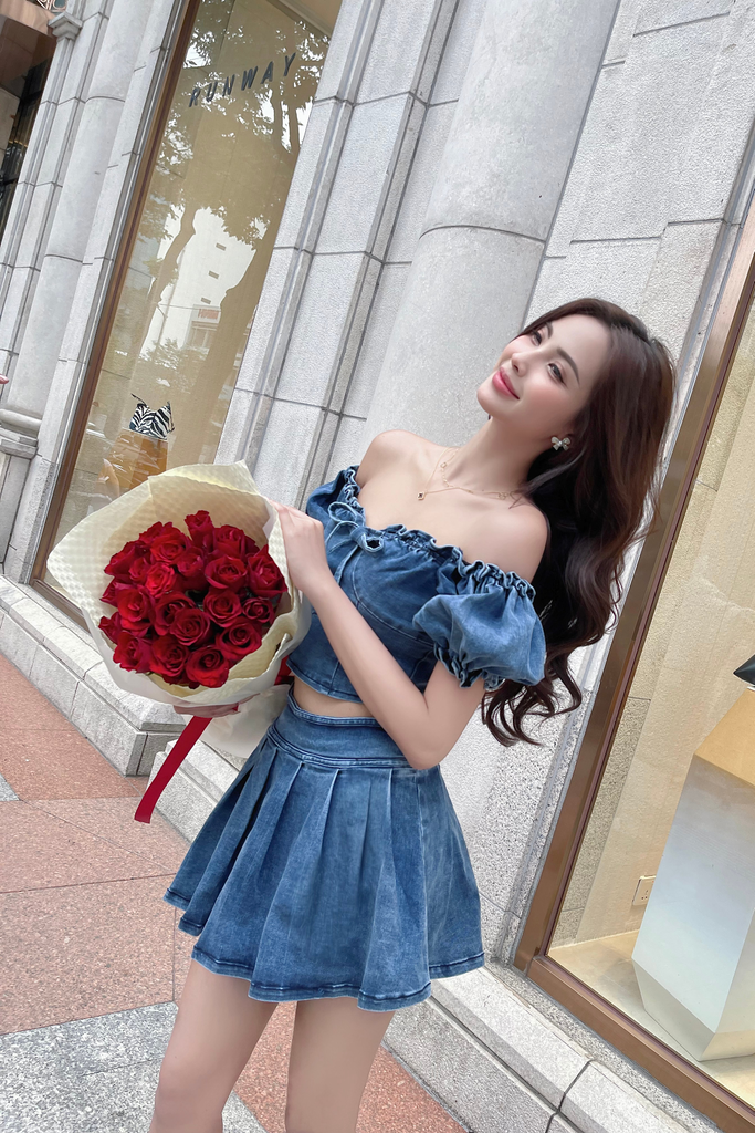 Set áo jean trễ vai phối chân váy xếp ly xoè