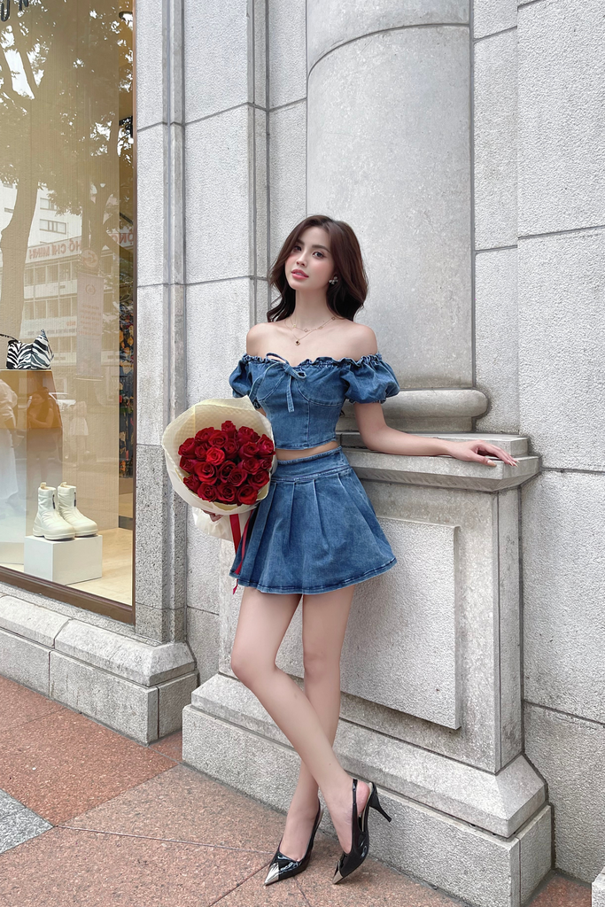 Set áo jean trễ vai phối chân váy xếp ly xoè