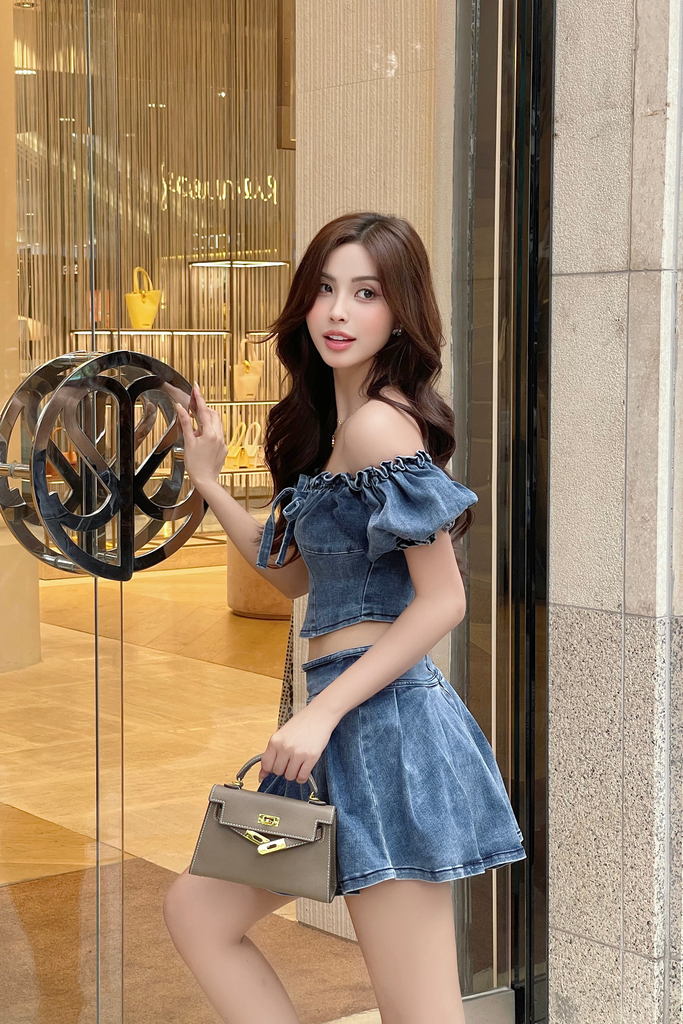 Set áo jean trễ vai phối chân váy xếp ly xoè