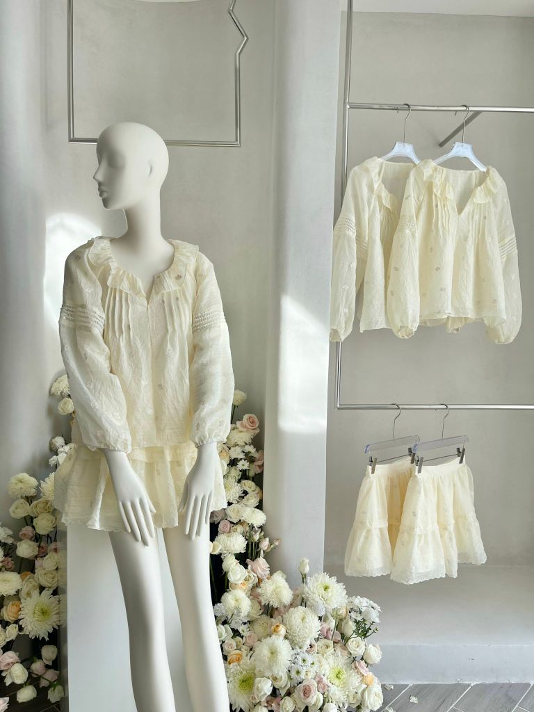 Set áo tơ thêu hoa cổ bèo phối chân váy phong cách dễ thương