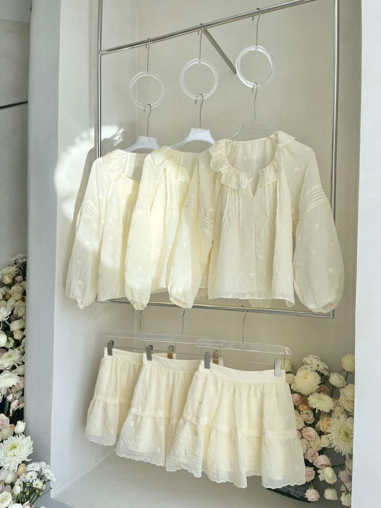 Set áo tơ thêu hoa cổ bèo phối chân váy phong cách dễ thương