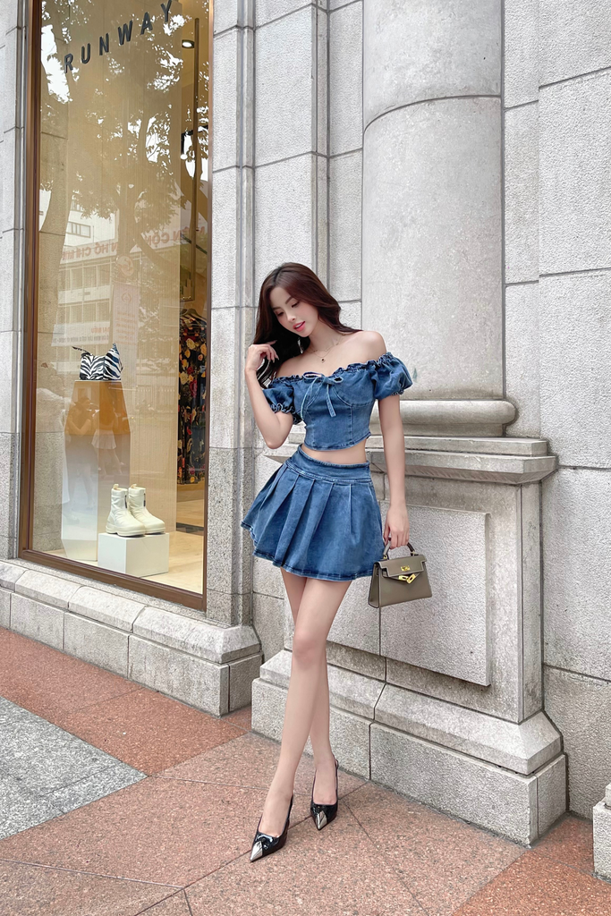 Set áo jean trễ vai phối chân váy xếp ly xoè