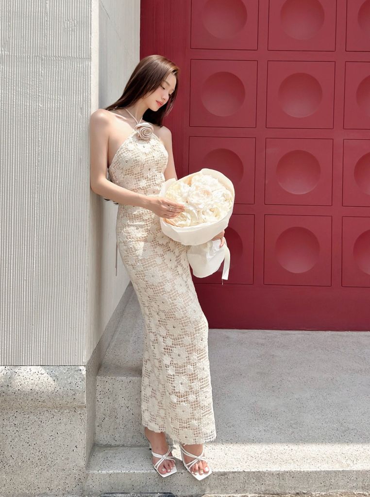 Đầm body dáng dài cổ yếm phối ren thêu hoa tiểu thư sang chảnh
