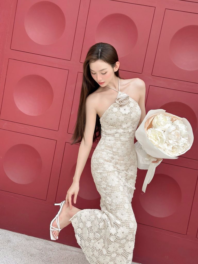 Đầm body dáng dài cổ yếm phối ren thêu hoa tiểu thư sang chảnh
