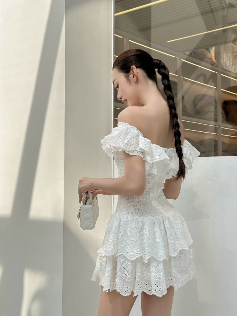 Váy thiết kế trễ vai moking eo dáng váy xoè tầng phong cách tiểu thư