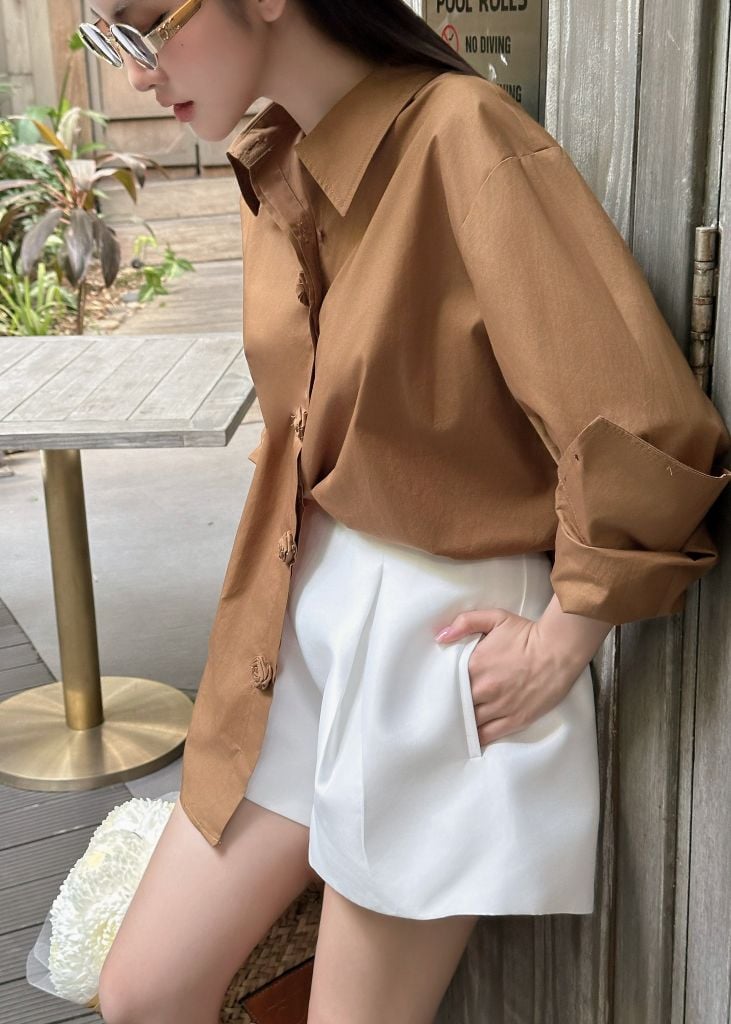 Áo sơ mi đính nút hoa