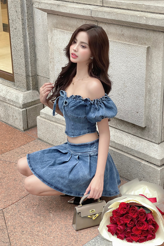 Set áo jean trễ vai phối chân váy xếp ly xoè