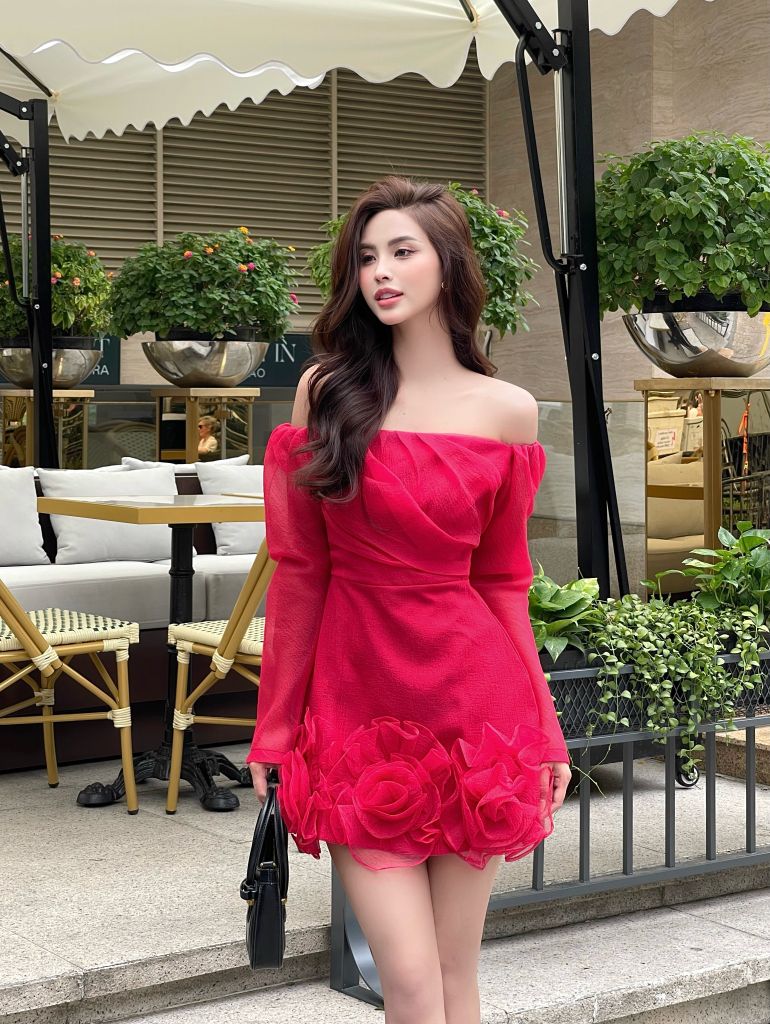 Đầm trễ vai tay dài hoa hồng