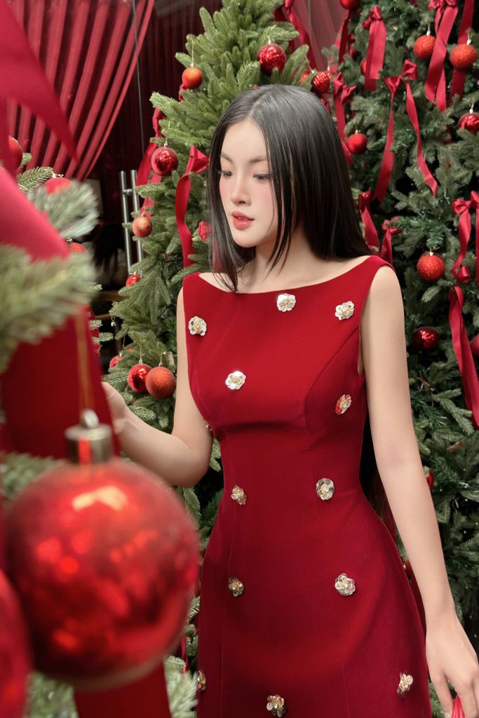 Đầm nhung đỏ đính cườm