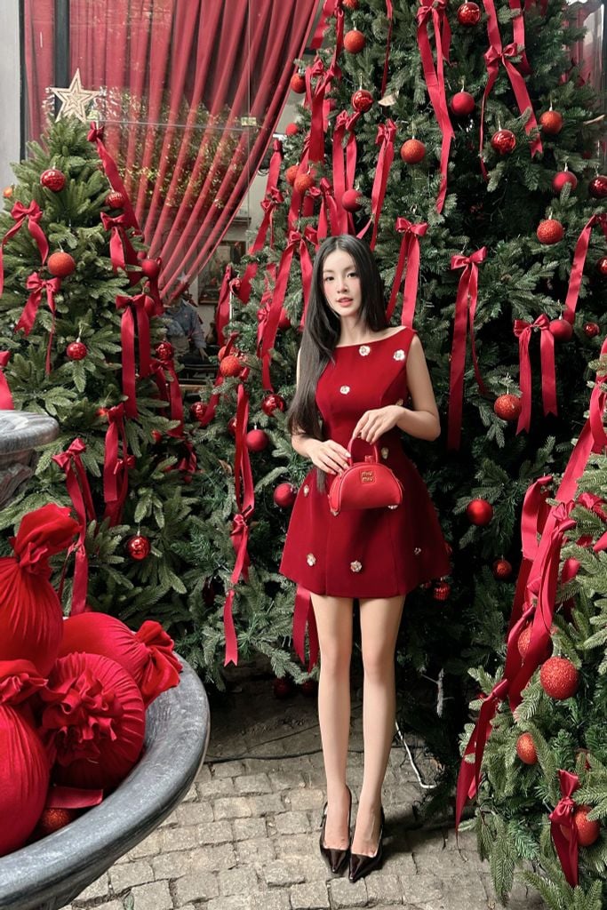 Đầm nhung đỏ đính cườm