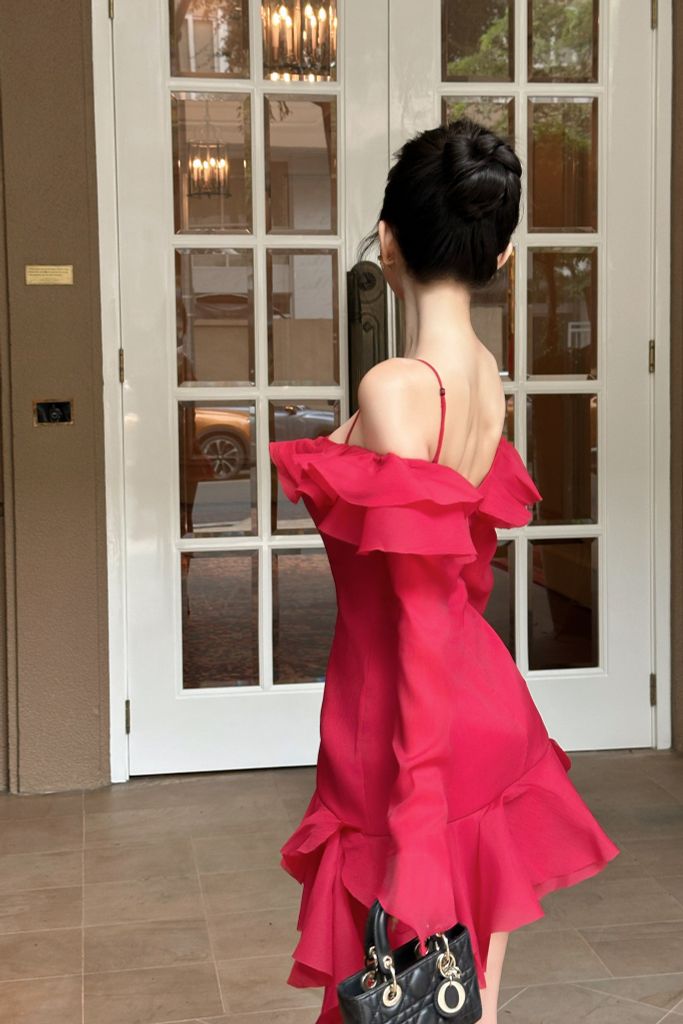 Đầm trễ vai tay dài nữ tính