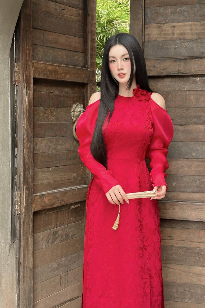 Áo dài gấm khoét vai duyên dáng