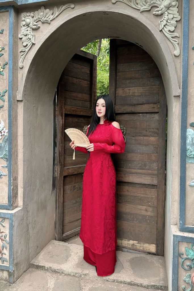 Áo dài gấm khoét vai duyên dáng