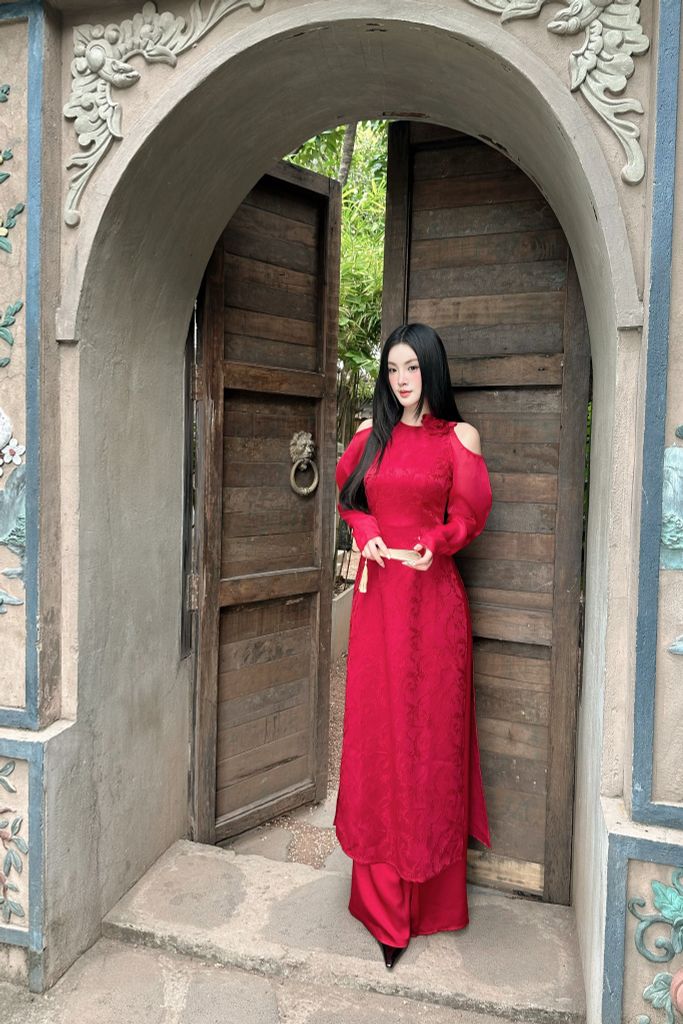 Áo dài gấm khoét vai duyên dáng