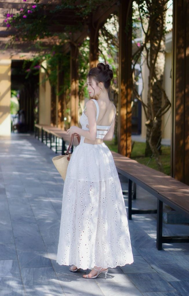 Đầm Xô Thêu Hai Dây Mocking Eo Thun
