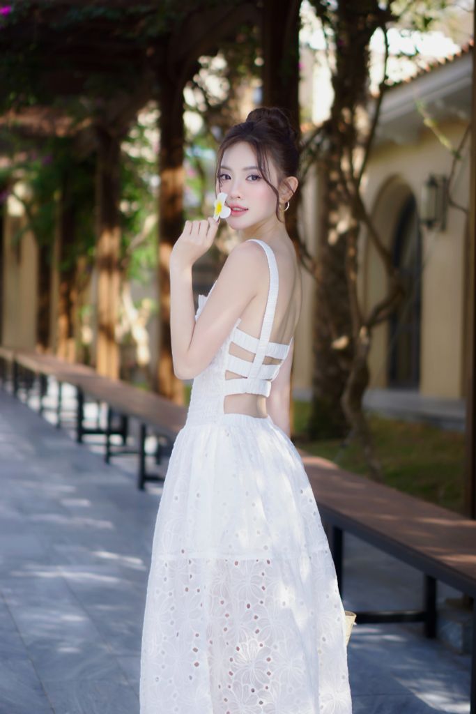 Đầm Xô Thêu Hai Dây Mocking Eo Thun