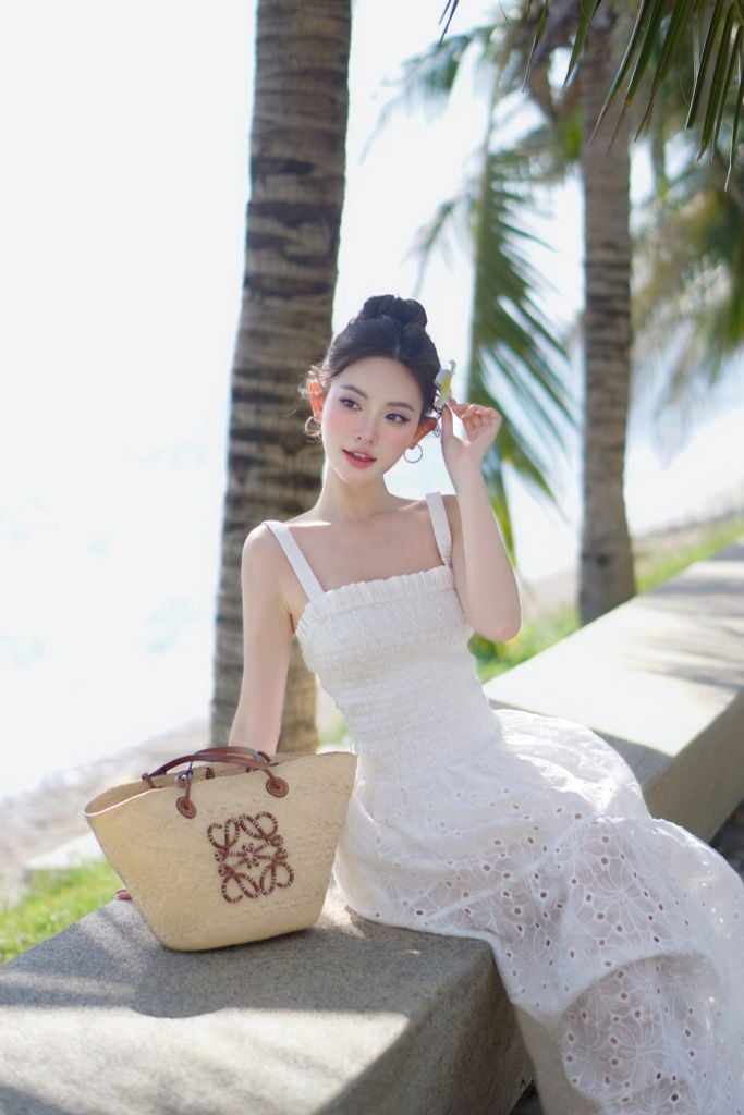 Đầm Xô Thêu Hai Dây Mocking Eo Thun