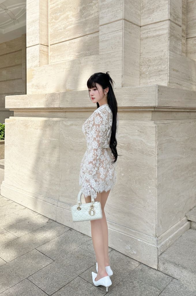 Set áo ren hoa tay dài phối quần chân váy