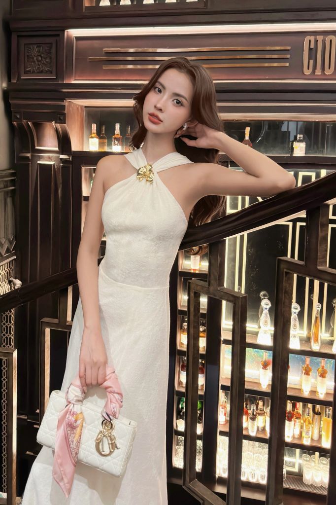 Đầm thun cổ yếm đính hoa
