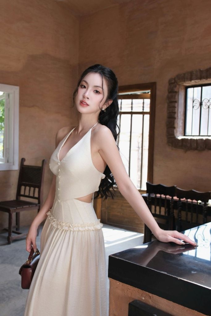 Đầm maxi xoè cột dây khoét eo