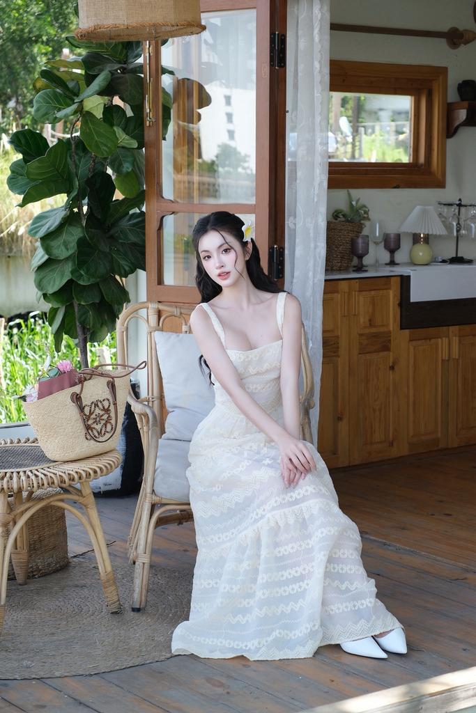 Đầm maxi thêu đồng tiền