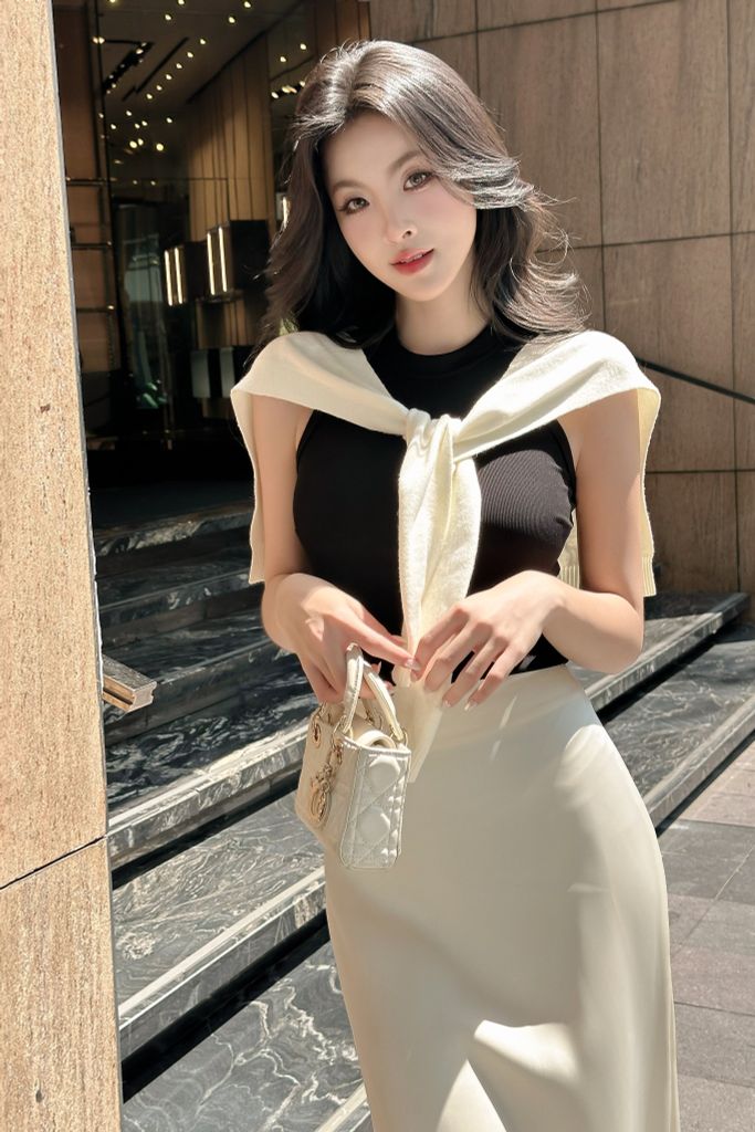 Set áo thun phối chân váy lụa kèm khăn choàng
