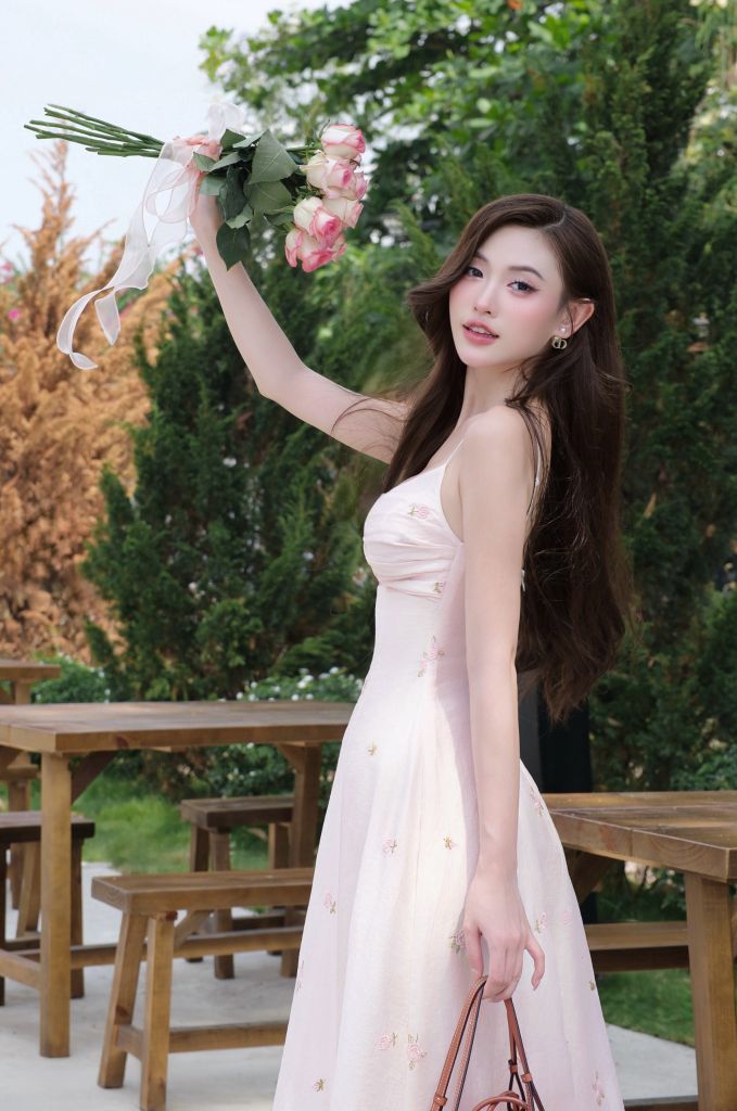 Đầm Dây Hoa Thêu Xoắn Ngực