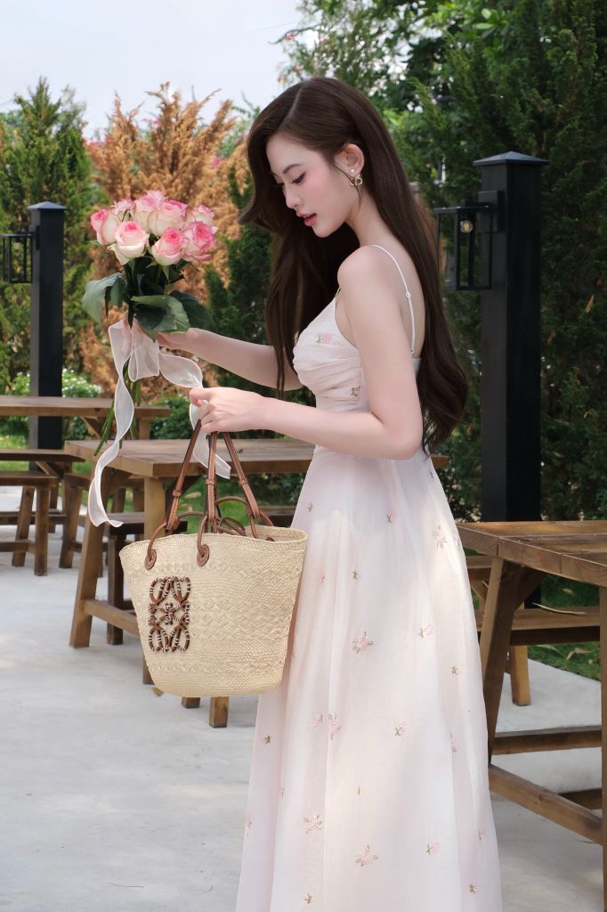 Đầm Dây Hoa Thêu Xoắn Ngực