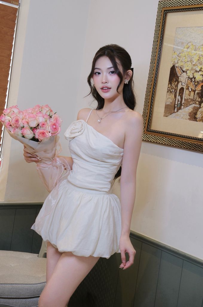 Set áo một vai dây đính hoa phối chân váy bí dễ thương