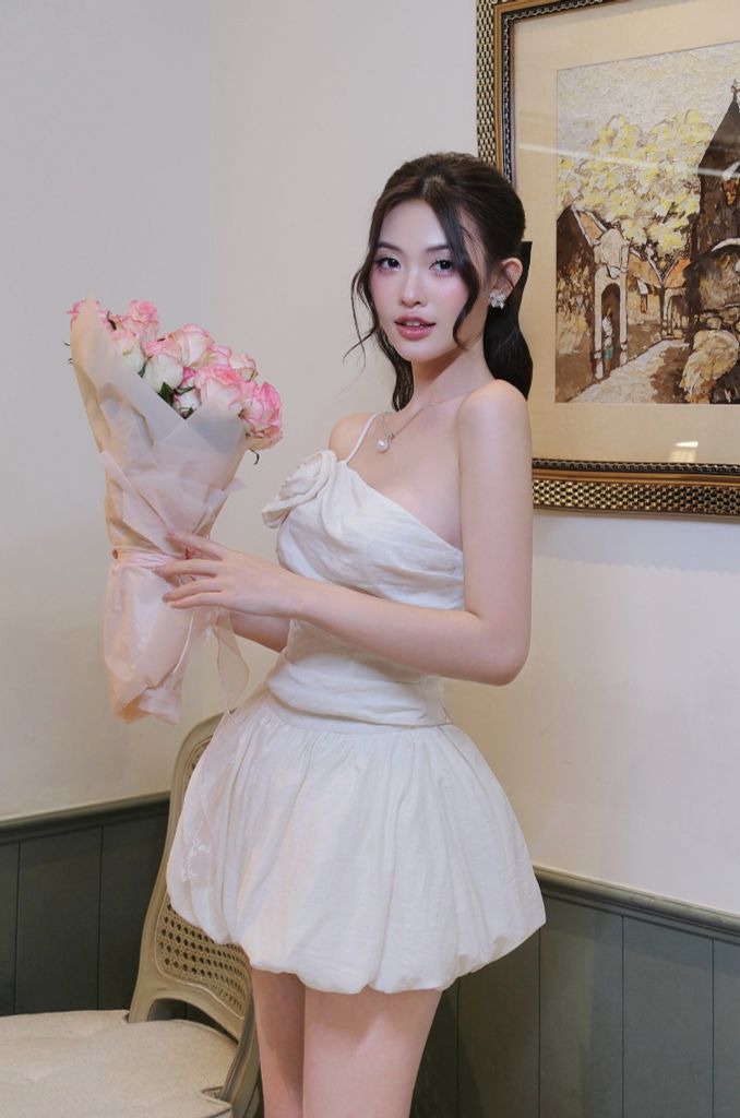 Set áo một vai dây đính hoa phối chân váy bí dễ thương