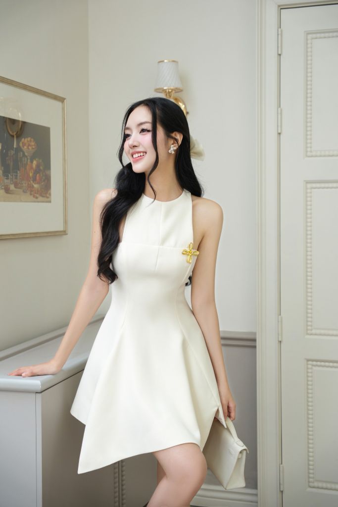 Đầm xoè tà nhọn đính khoen