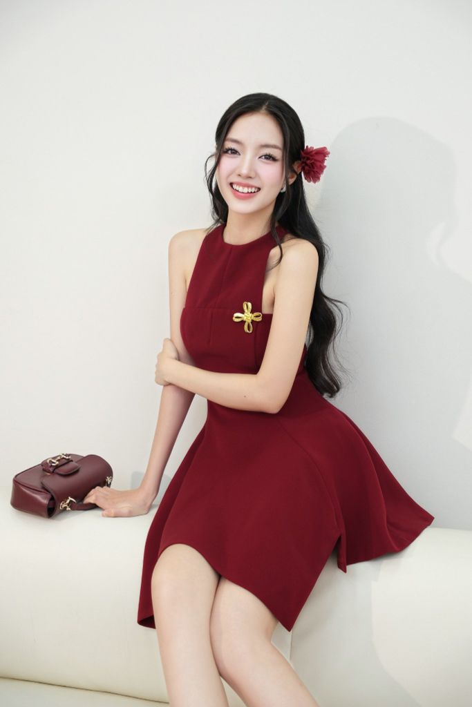 Đầm xoè tà nhọn đính khoen