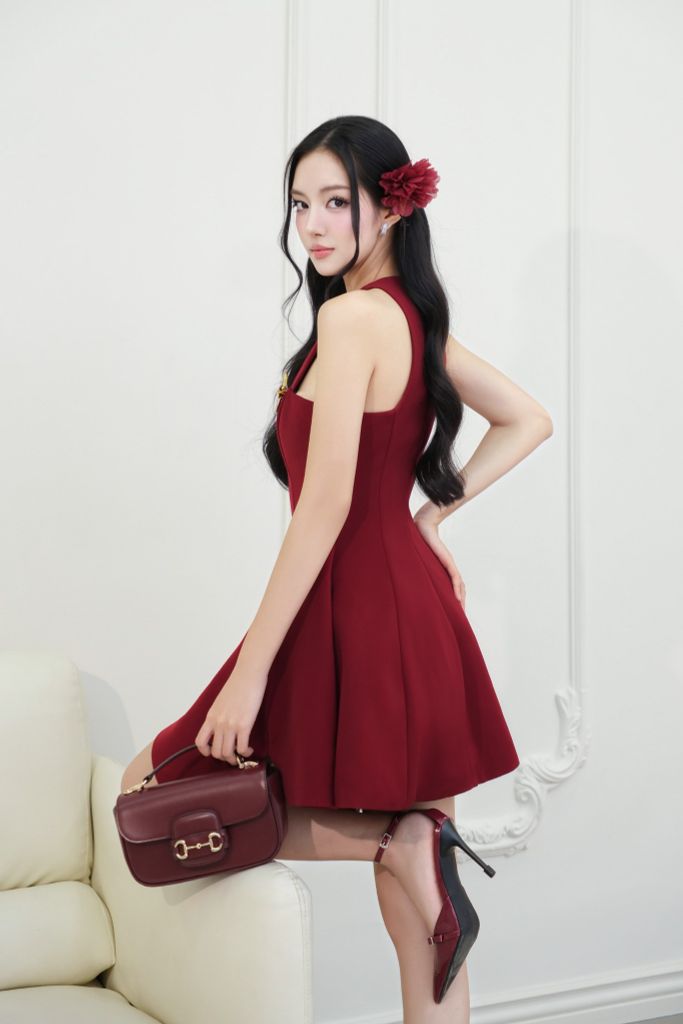 Đầm xoè tà nhọn đính khoen