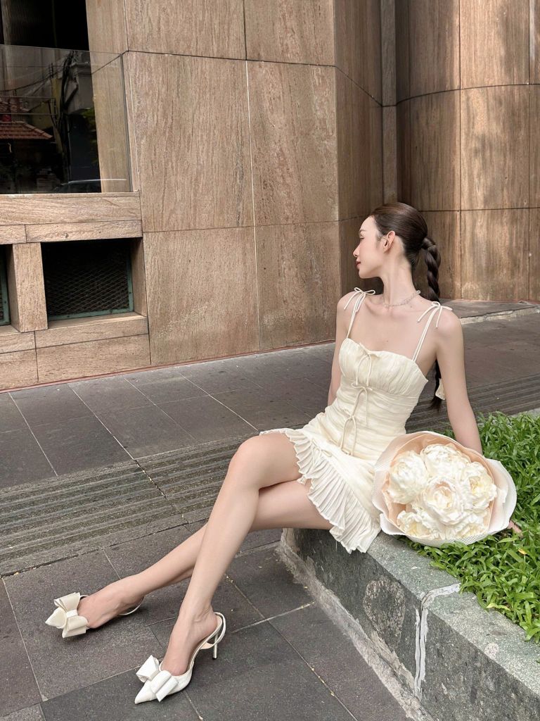 Đầm hai dây ôm dáng xếp ly có đính nơ nữ tính