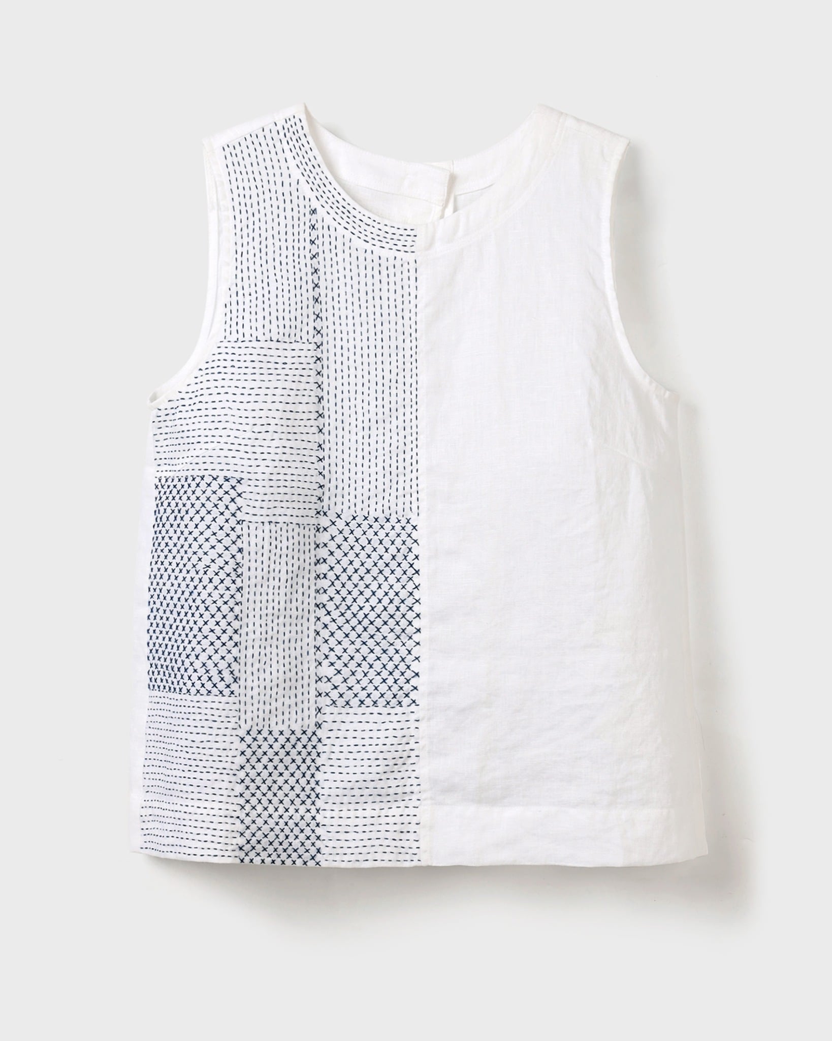 áo lam linen  sát nách thêu tay thanh lịch - chính diện mặt trước