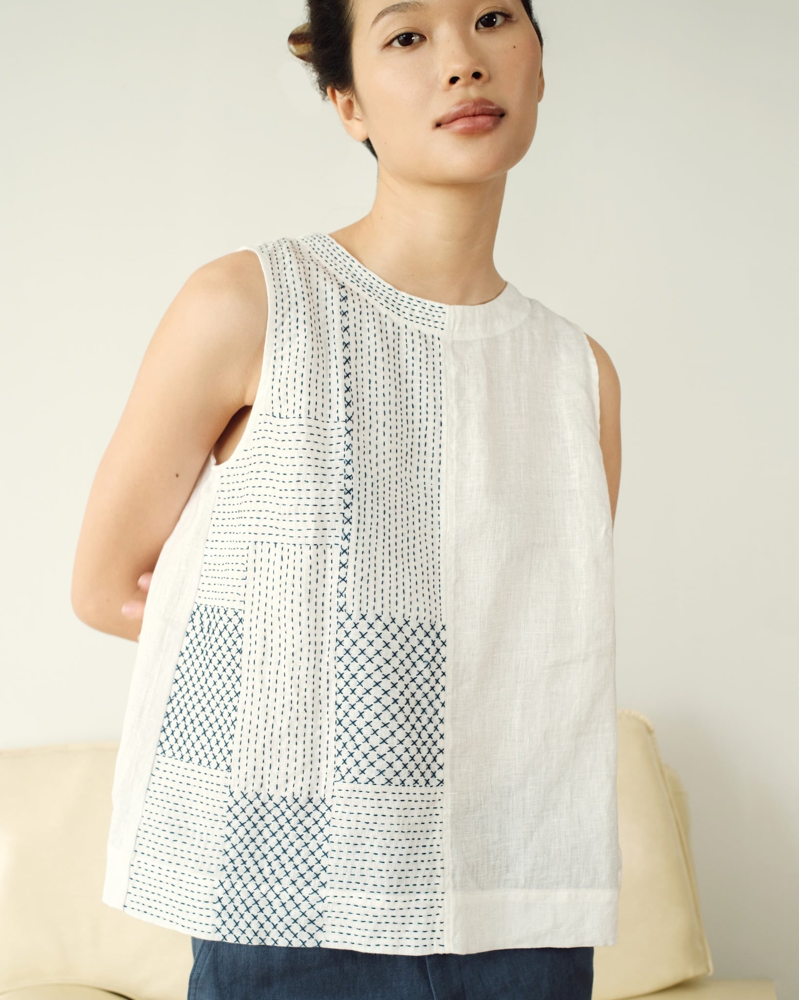 áo lam linen  sát nách thêu tay thanh lịch - chính diện mặt trước