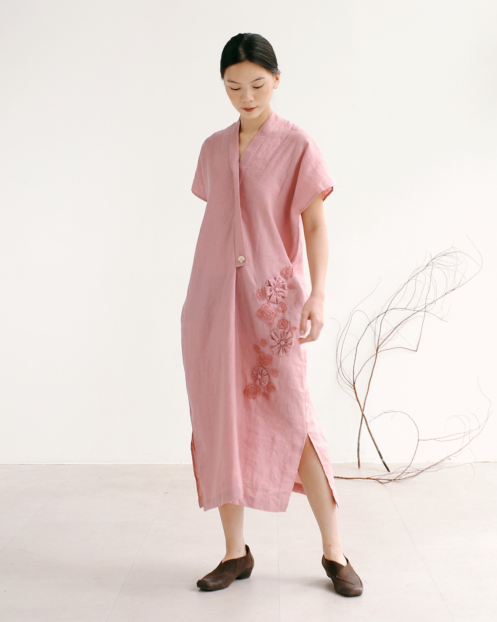 Đầm Linen Trăng Non Thêu Tay Cổ Á Đông - New Moon Dress - chính diện mặt trước
