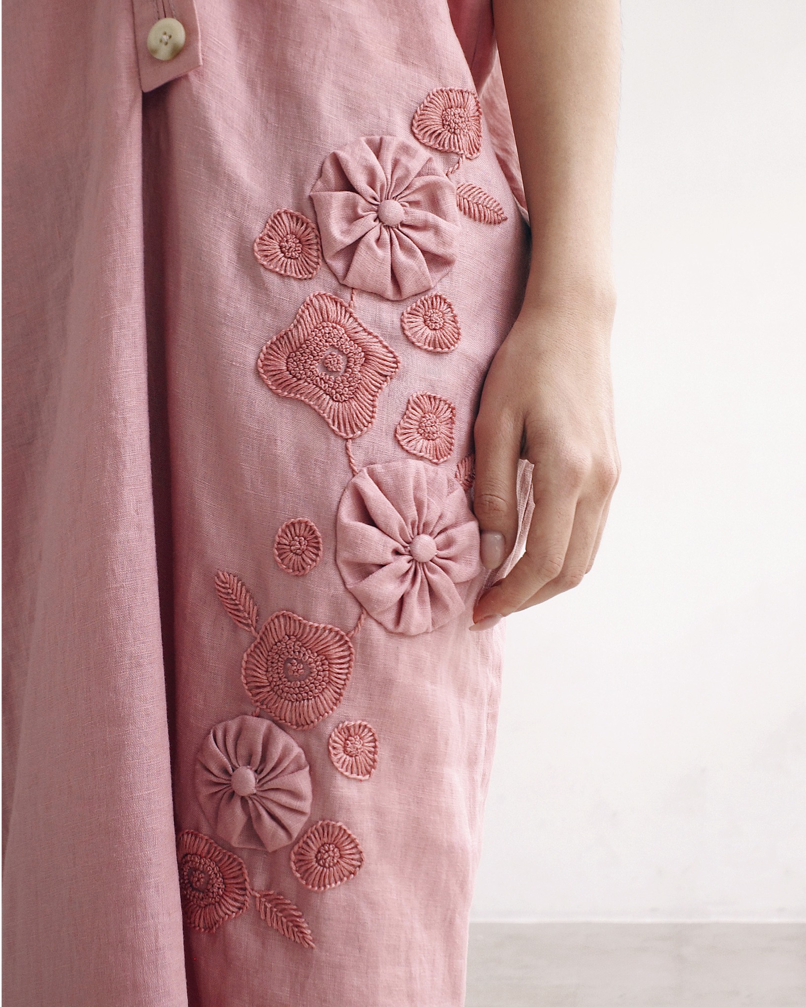 Đầm Linen Trăng Non Thêu Tay Cổ Á Đông - New Moon Dress - chính diện mặt trước