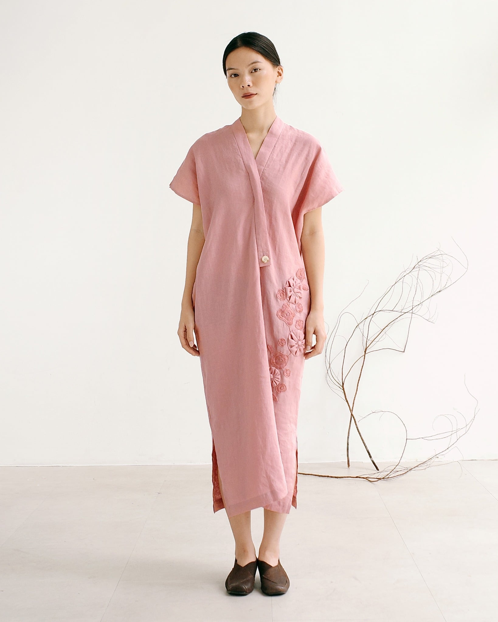 Đầm Linen Trăng Non Thêu Tay Cổ Á Đông - New Moon Dress - chính diện mặt trước